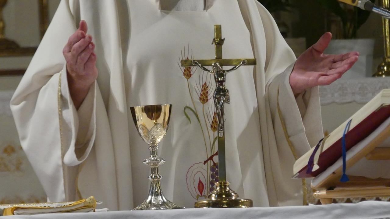 Detienen a párroco acusado de utilizar donaciones de los feligreses en encuentros sexuales con drogas
