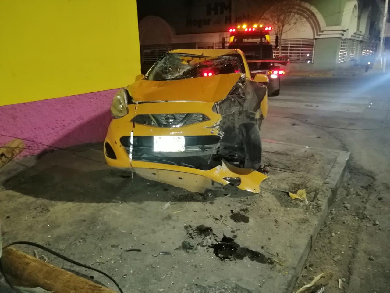 Conductor abandona taxi tras chocar contra poste en el sector Centro de Torreón