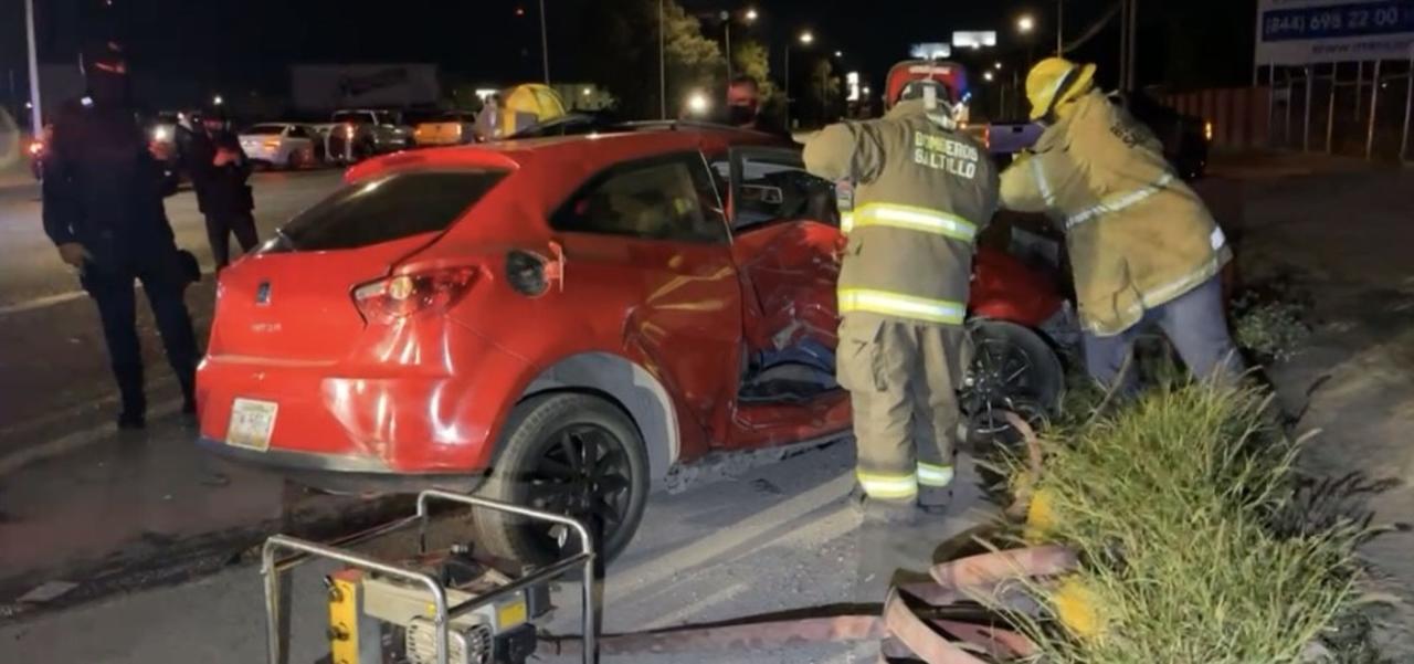 Tras accidente automovilístico, conductor queda prensado en bulevar Venustiano Carranza en Saltillo