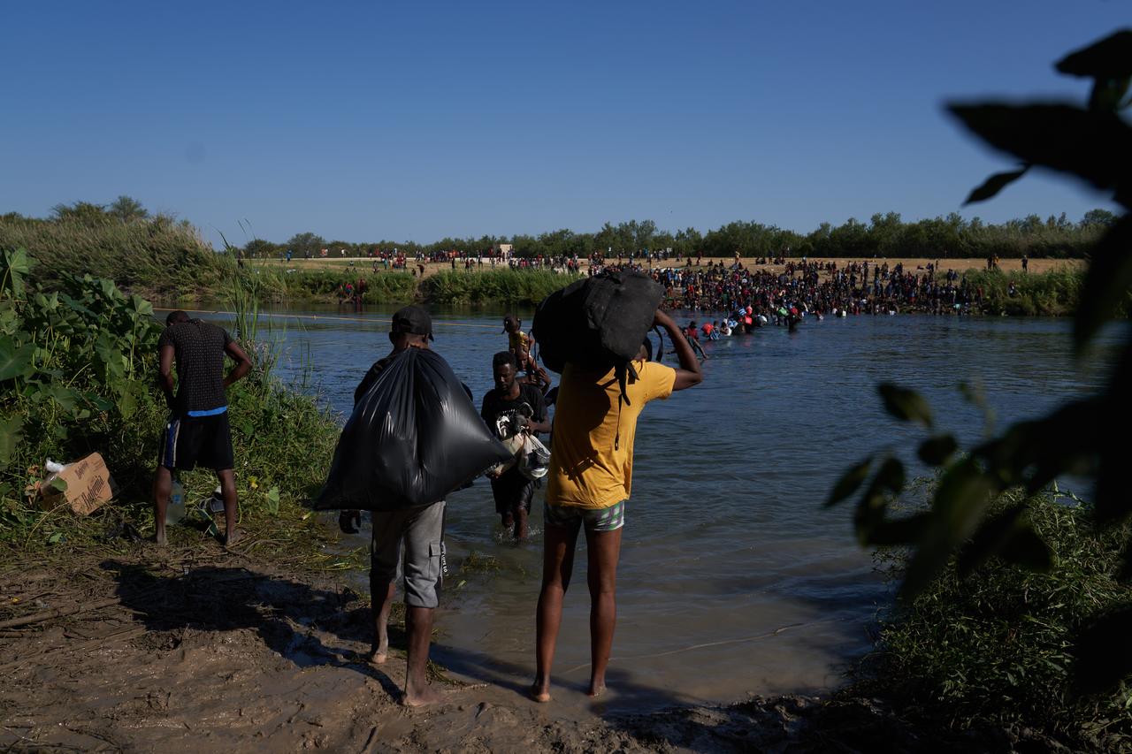 Migrantes siguen cruzando entre Del Río y Acuña, ahora por Parque Braulio Fernández