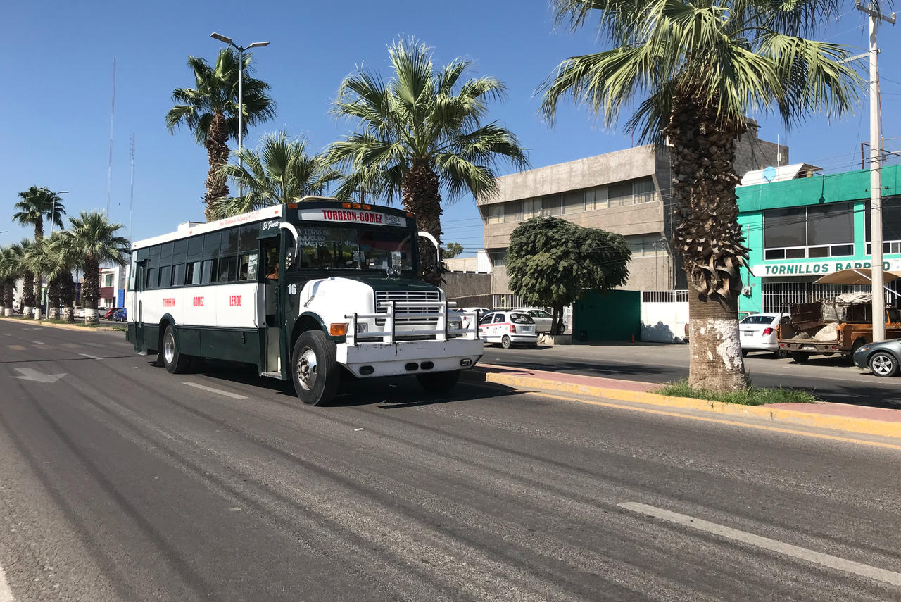 Transporte público incumple con protocolo de salud en 'horas pico' en Gómez Palacio