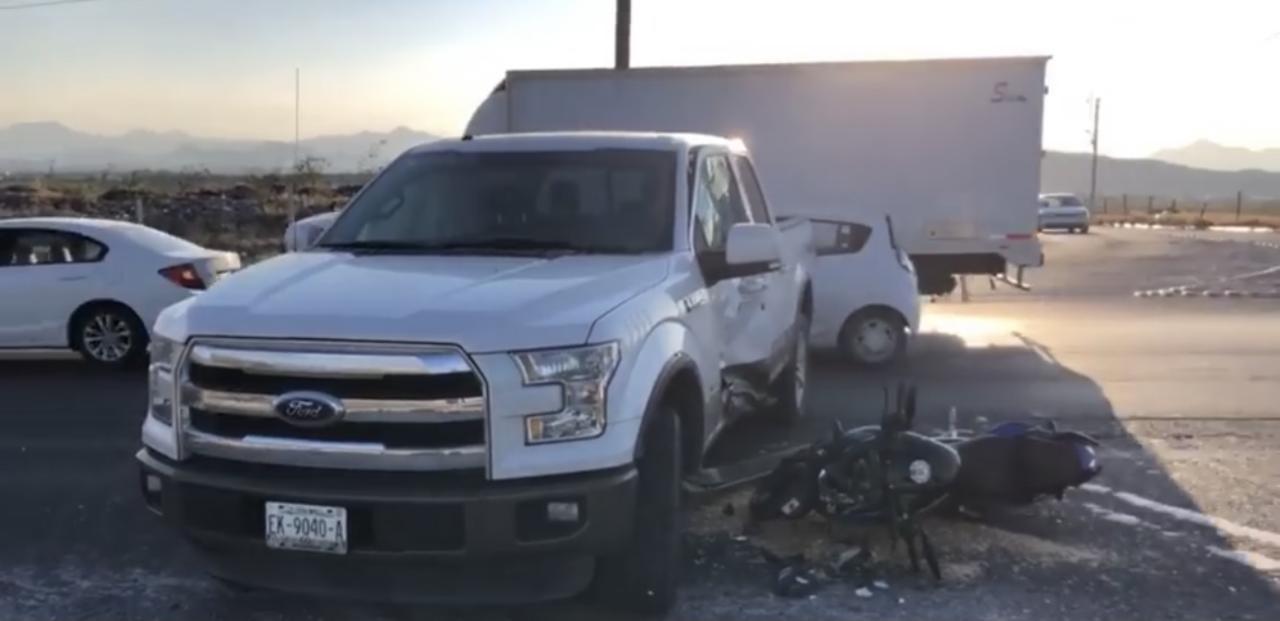 Camioneta le quita 'derecho de paso' a motociclista y se estampa en Saltillo