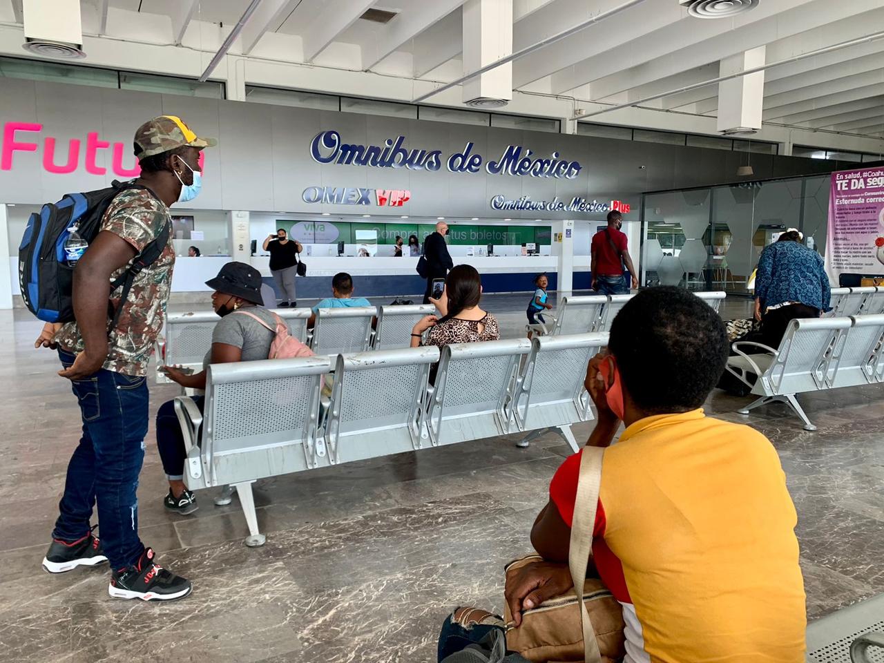 Haitianos están varados en Torreón sin venta de boletos al norte en la Central Camionera