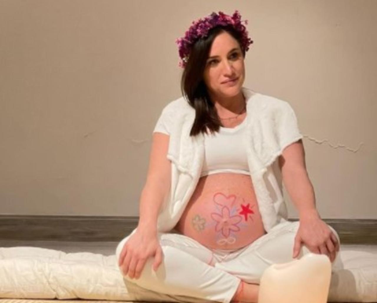 Danielle Dithurbide se despide de su noticiero para convertirse en mamá