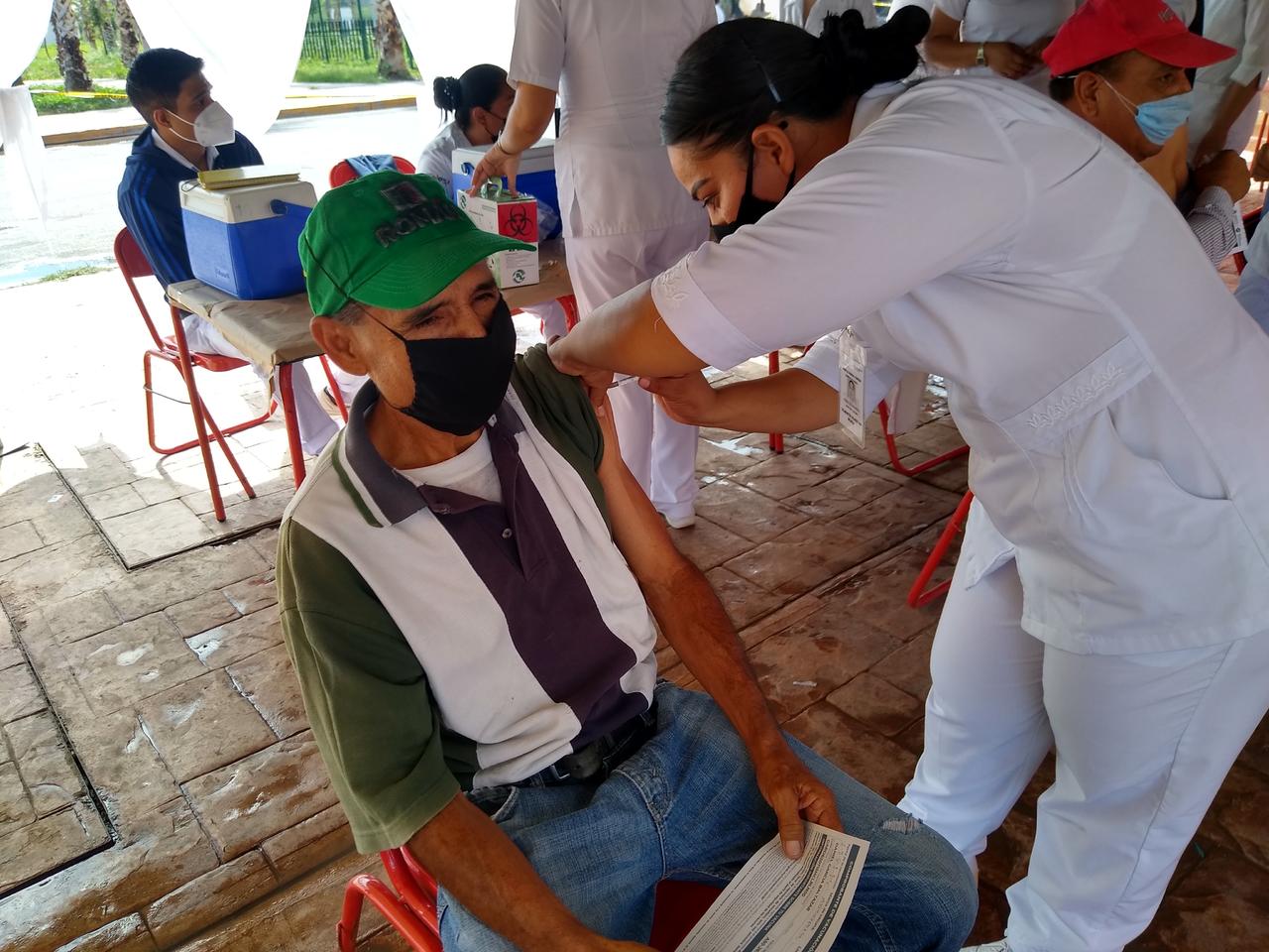 Bienestar aplica más de 3 mil dosis de AstraZeneca a adultos mayores rezagados de Torreón