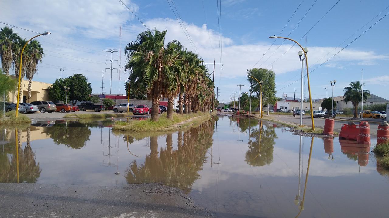 Fugas en red de drenaje y pésimo estado del pavimento 'llevan años' en avenida Coahuila de Matamoros