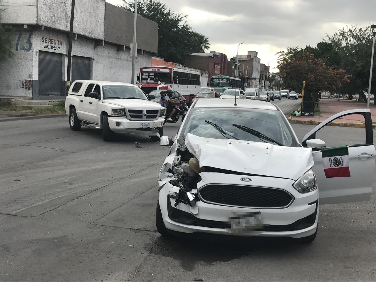 Conductores casi llegan a los golpes tras accidente en Torreón
