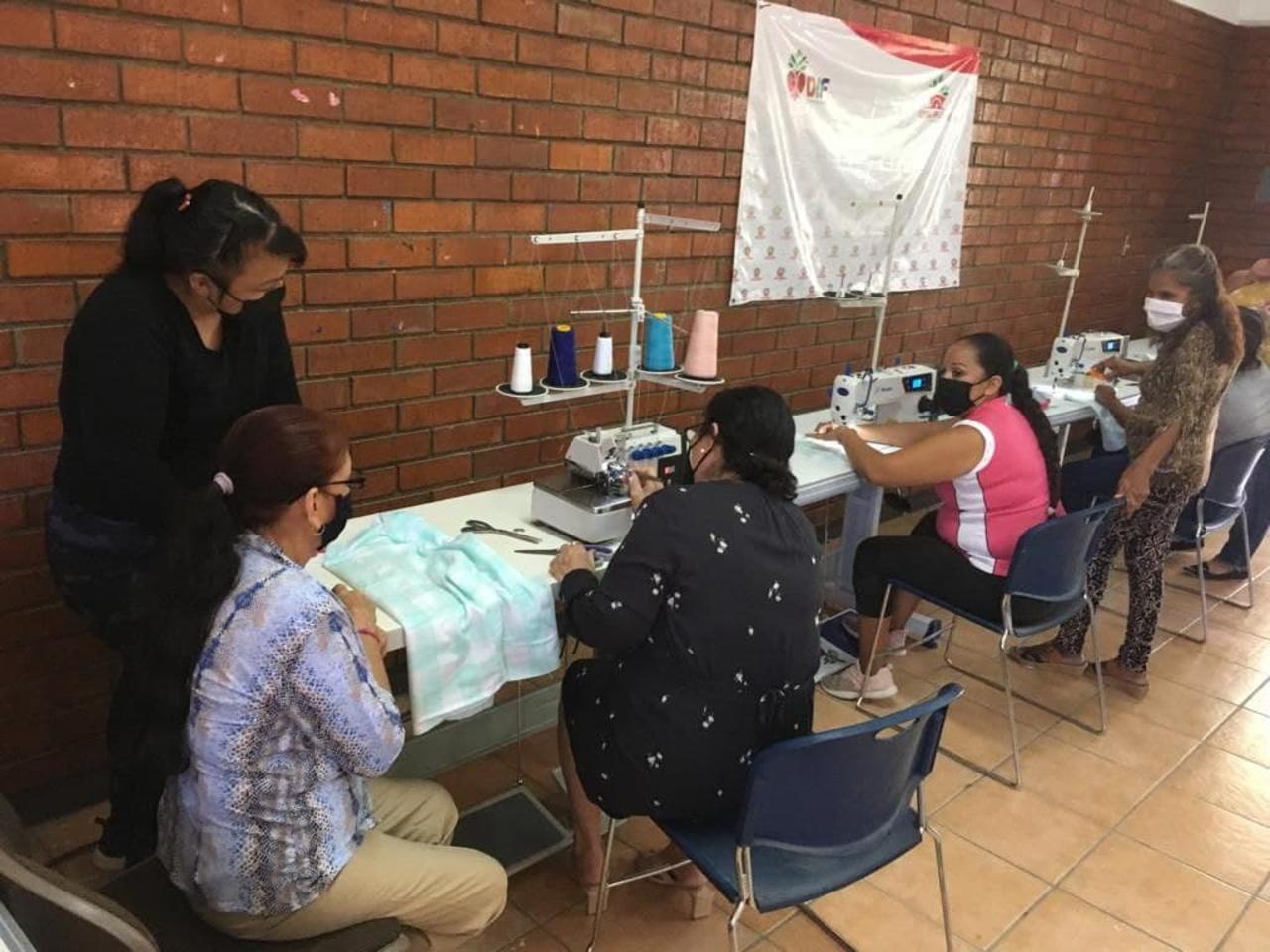 El DIF Torreón dona máquinas industriales y sobrehiladoras en beneficio de mamás de Casa Puente