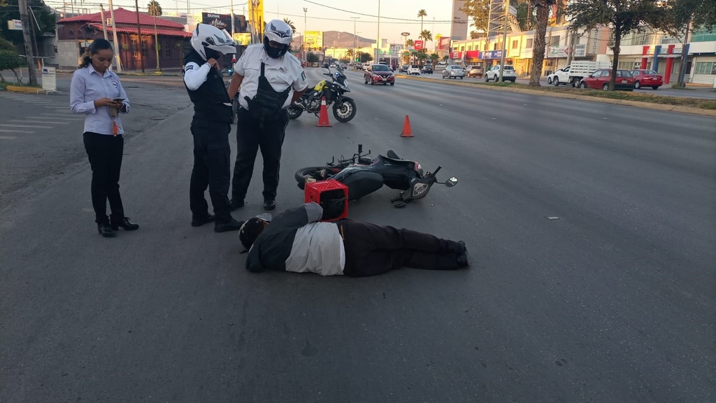 Motociclista termina lesionado tras impactarse contra automóvil en Torreón