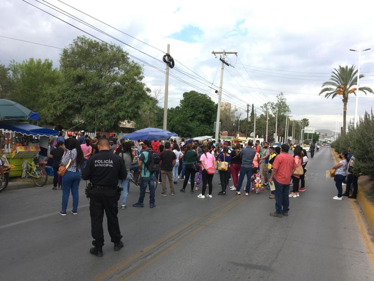 Bloquean bulevar Revolución de Torreón por vacunas agotadas