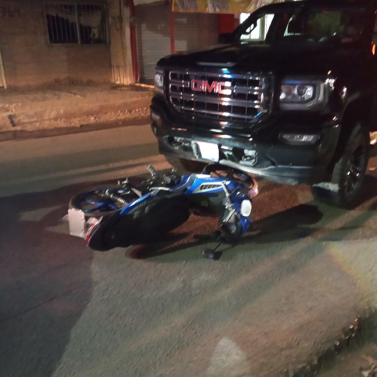 Camioneta se impacta contra motociclista en la colonia Valle Oriente de Torreón