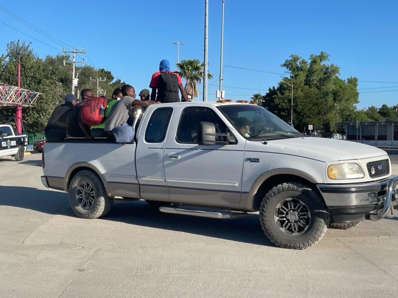 Autoridades trasladan alrededor de 200 migrantes haitianos a albergue habilitado en Acuña