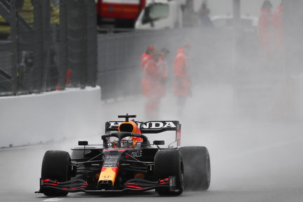 'Checo' Pérez arrancará noveno en el Gran Premio de Rusia y Max Verstappen en último, ¿por qué?