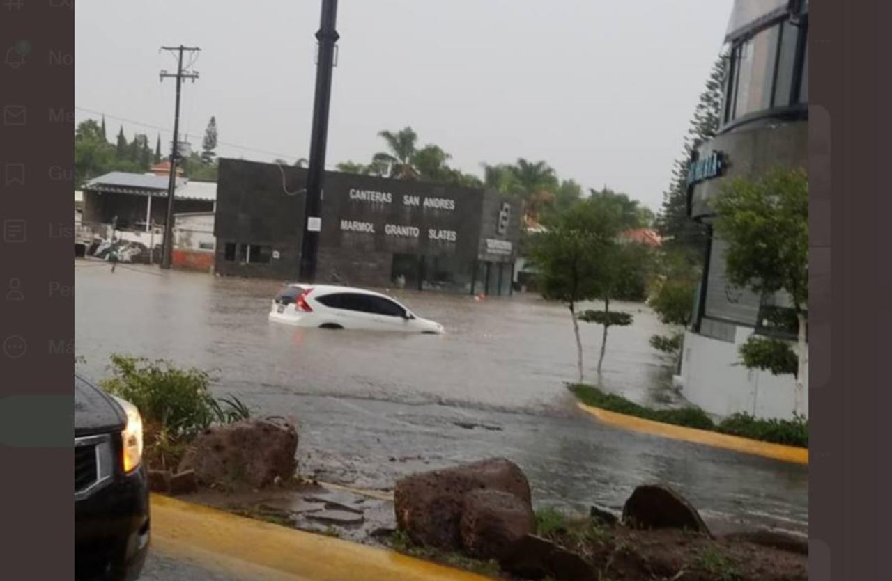 Automovilista muere atrapado en inundación en Guadalajara