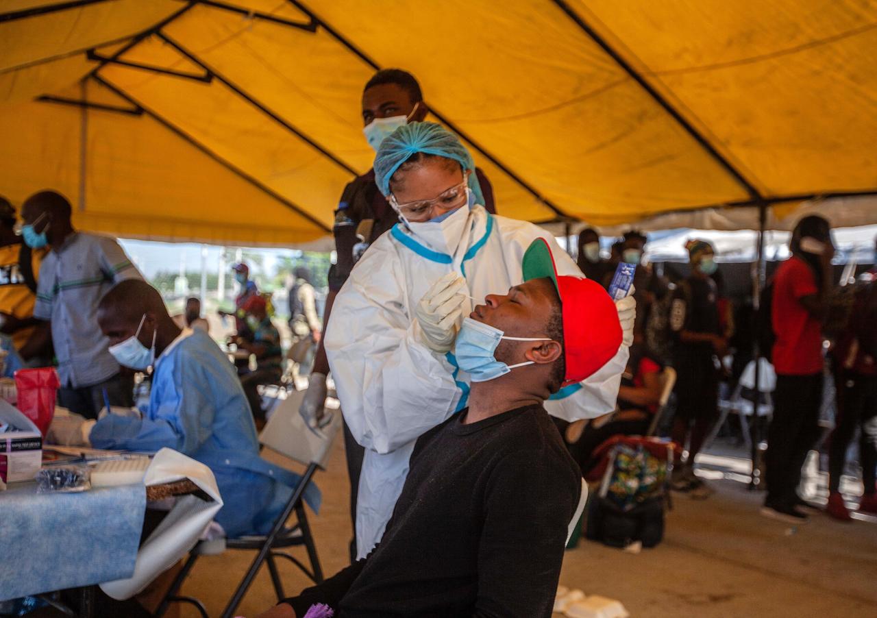 Haitianos reciben atención médica en estancia migratoria en Acuña