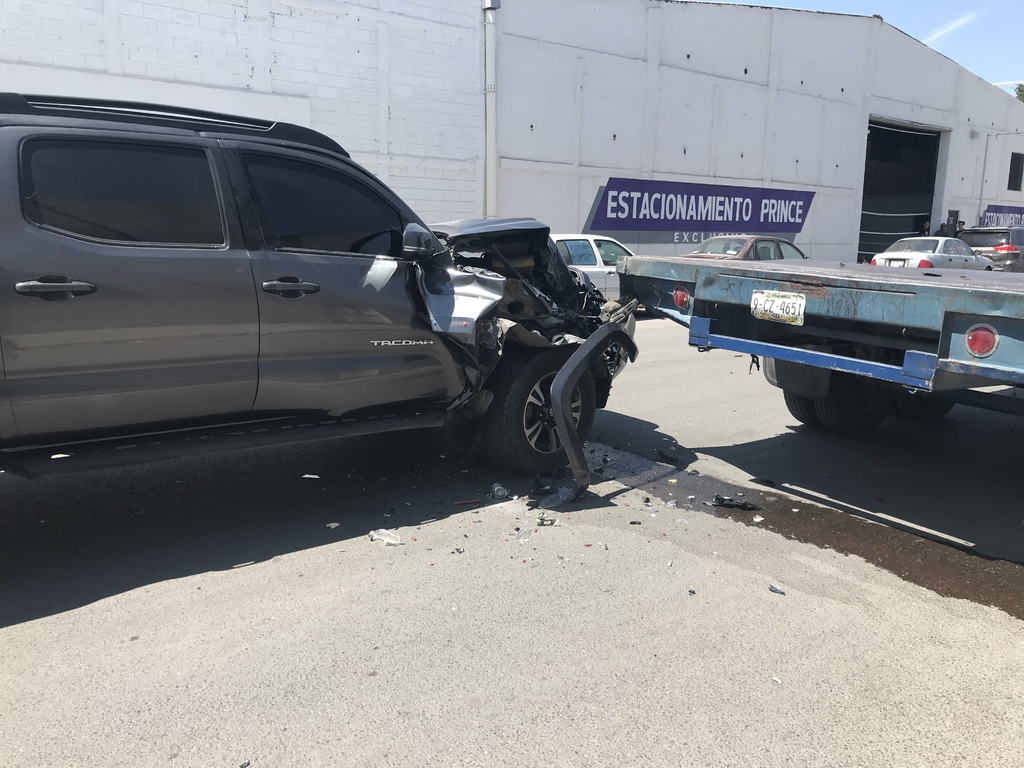 Camioneta se impacta contra un remolque en Torreón
