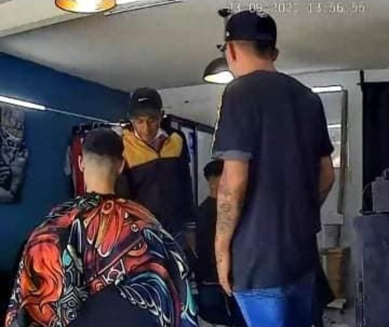 'Ya te la sabes'; sujetos asaltan barbería con clientes en Tultepec, Edomex