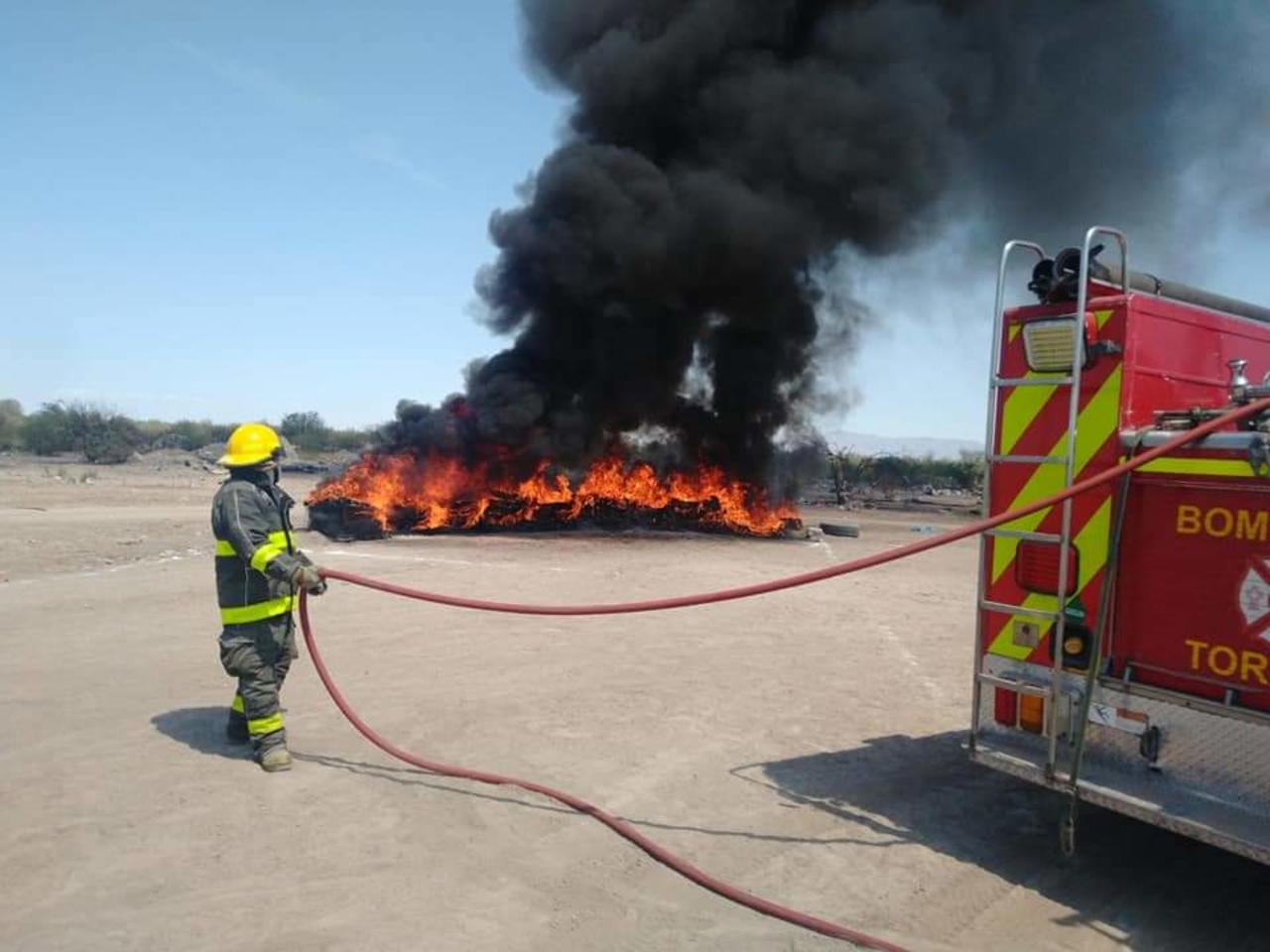 Bomberos atienden quema de llantas en Torreón
