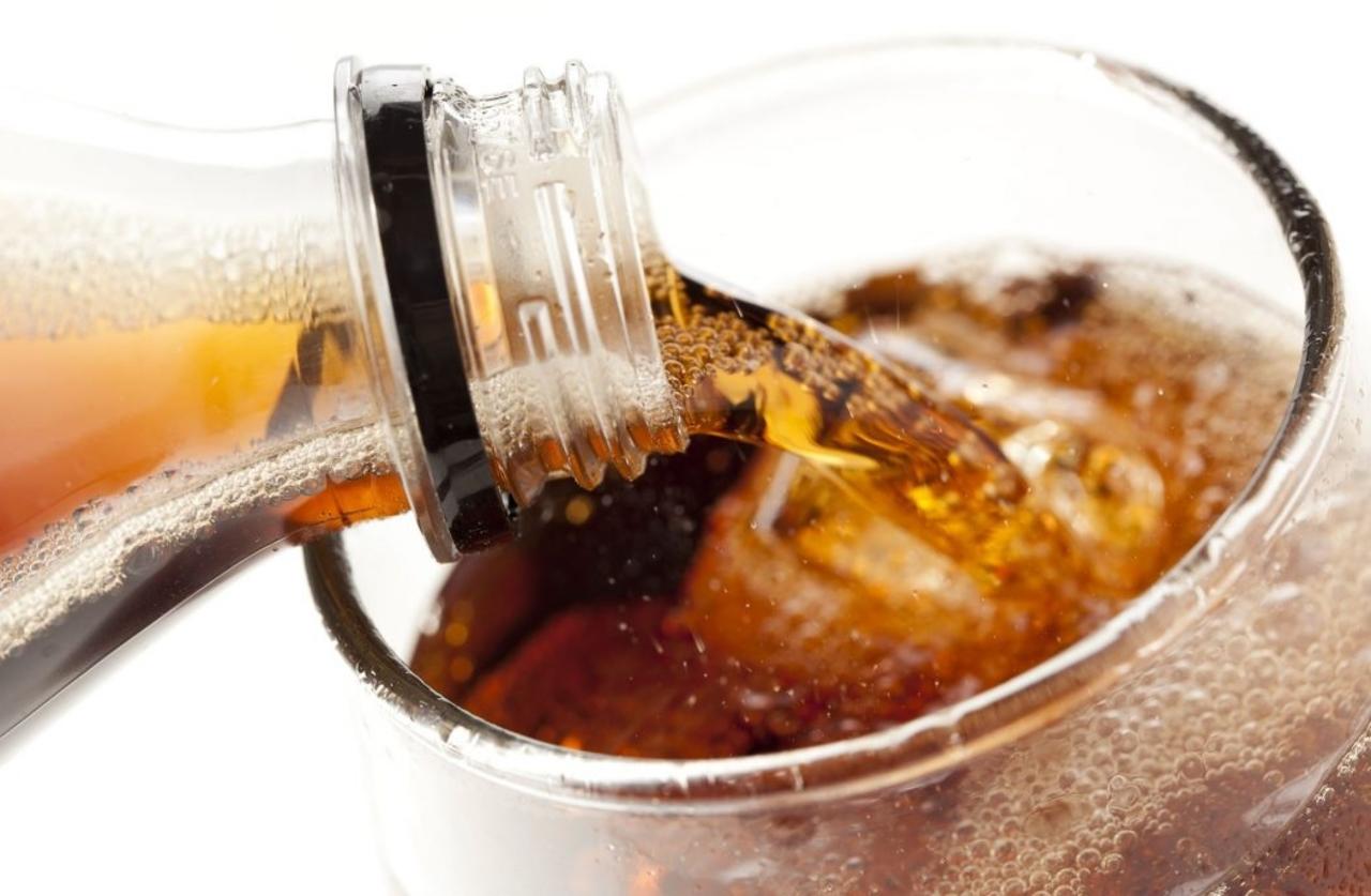 Joven fallece tras beber litro y medio de refresco en 10 minutos