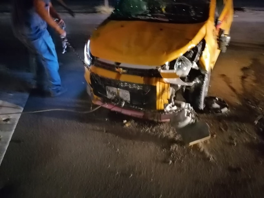 Taxi provoca choque por querer rebasar un tráiler en el bulevar Torreón-Matamoros