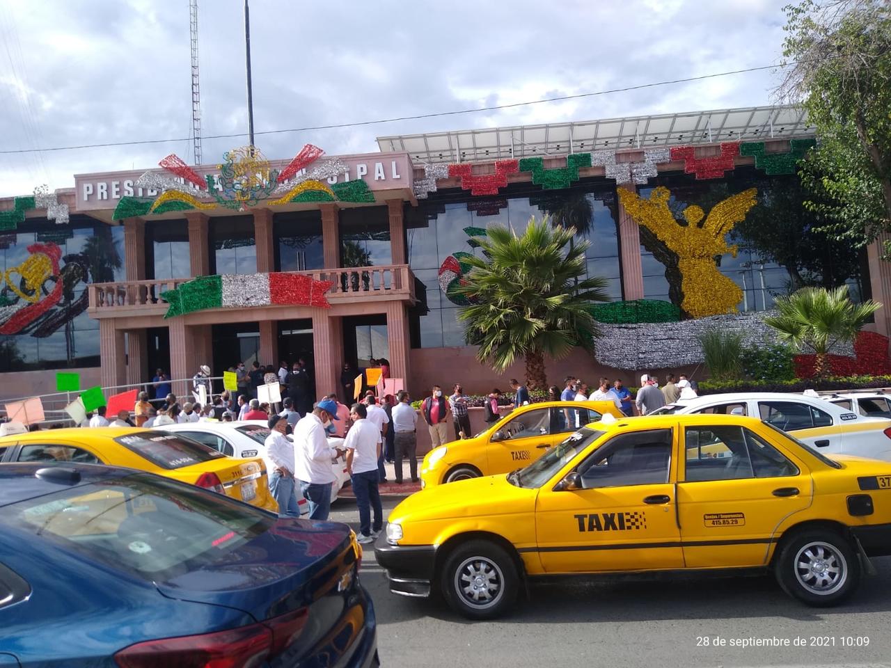 Taxistas se manifiestan en Presidencia de Saltillo