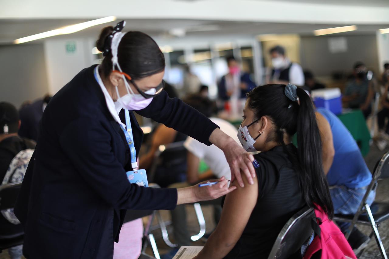 México publica lineamientos para vacunación contra COVID de menores; recibirán dosis de Pfizer
