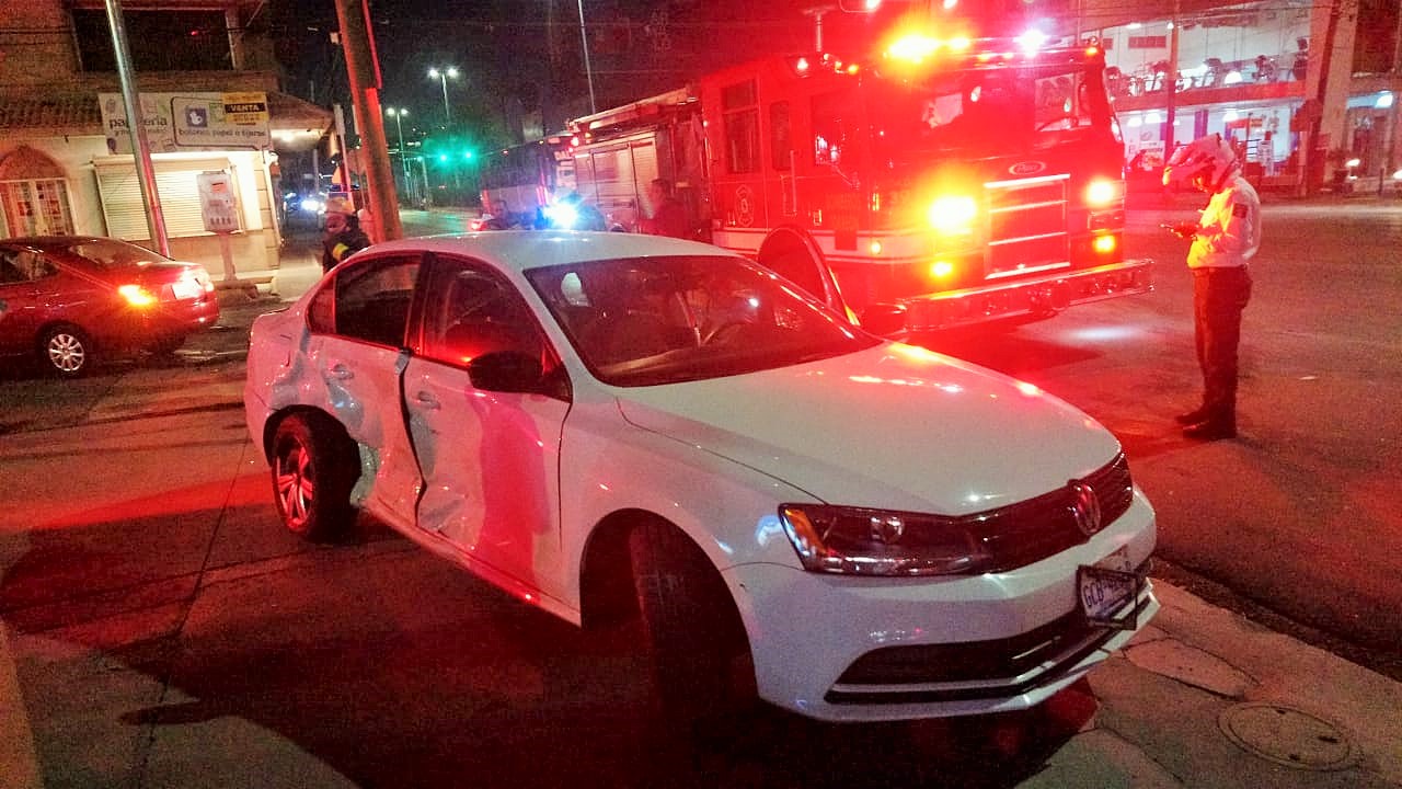 Joven conductora se pasa el rojo y provoca accidente en Torreón