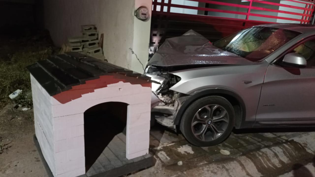 Conductor impacta su camioneta de lujo contra una vivienda en Torreón
