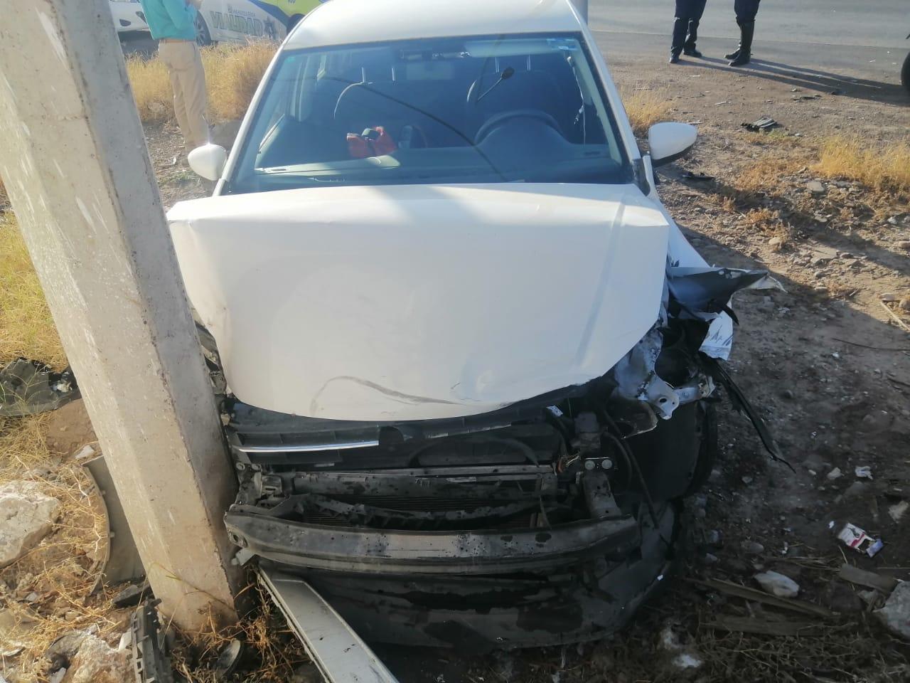 Conductor intenta esquivar a otro vehículo y choca contra poste de concreto en Torreón