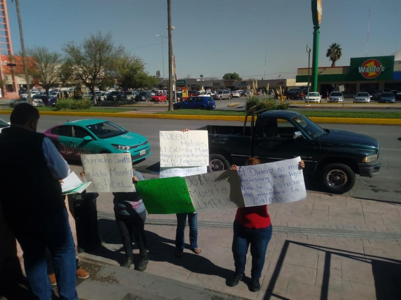 Familiares de joven que falleció en accidente vial, piden apoyo en Ayuntamiento de Saltillo