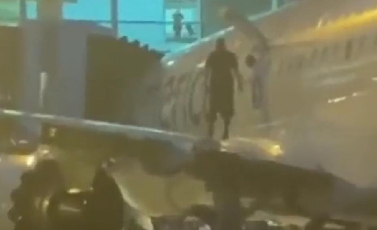 VIDEO: Pasajero abre puerta de avión para salir a caminar en el ala
