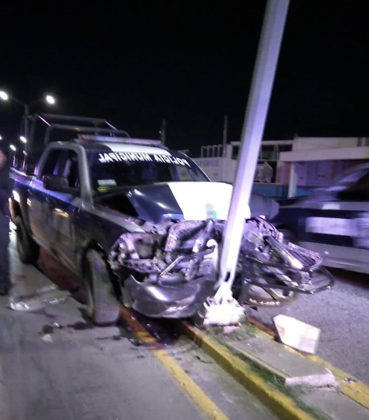 Patrulla de Saltillo se estrella contra poste por evitar accidente