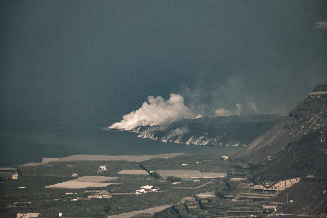 La lava gana terreno al mar en La Palma; se prevé un deterioro del aire
