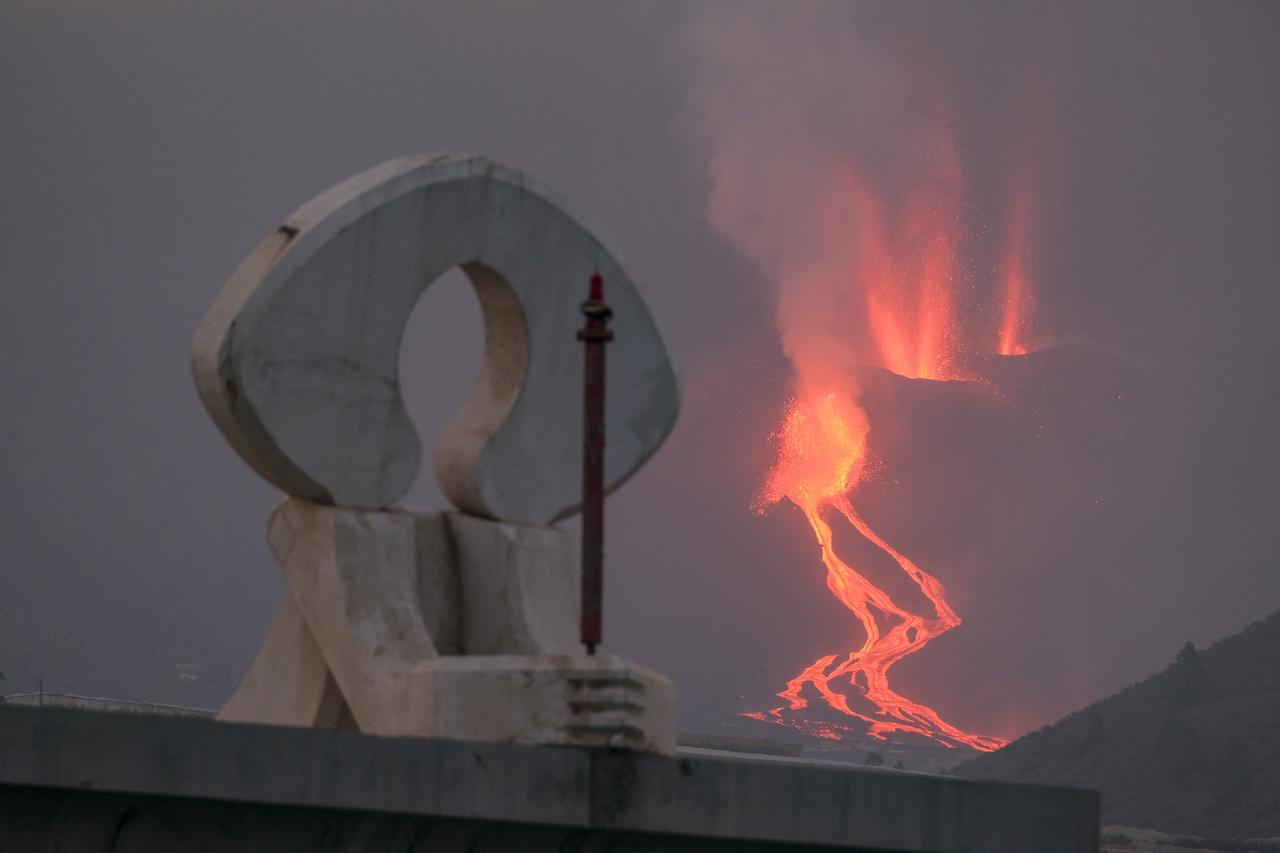 La lava, más fluida, quema plásticos y compuestos químicos en La Palma