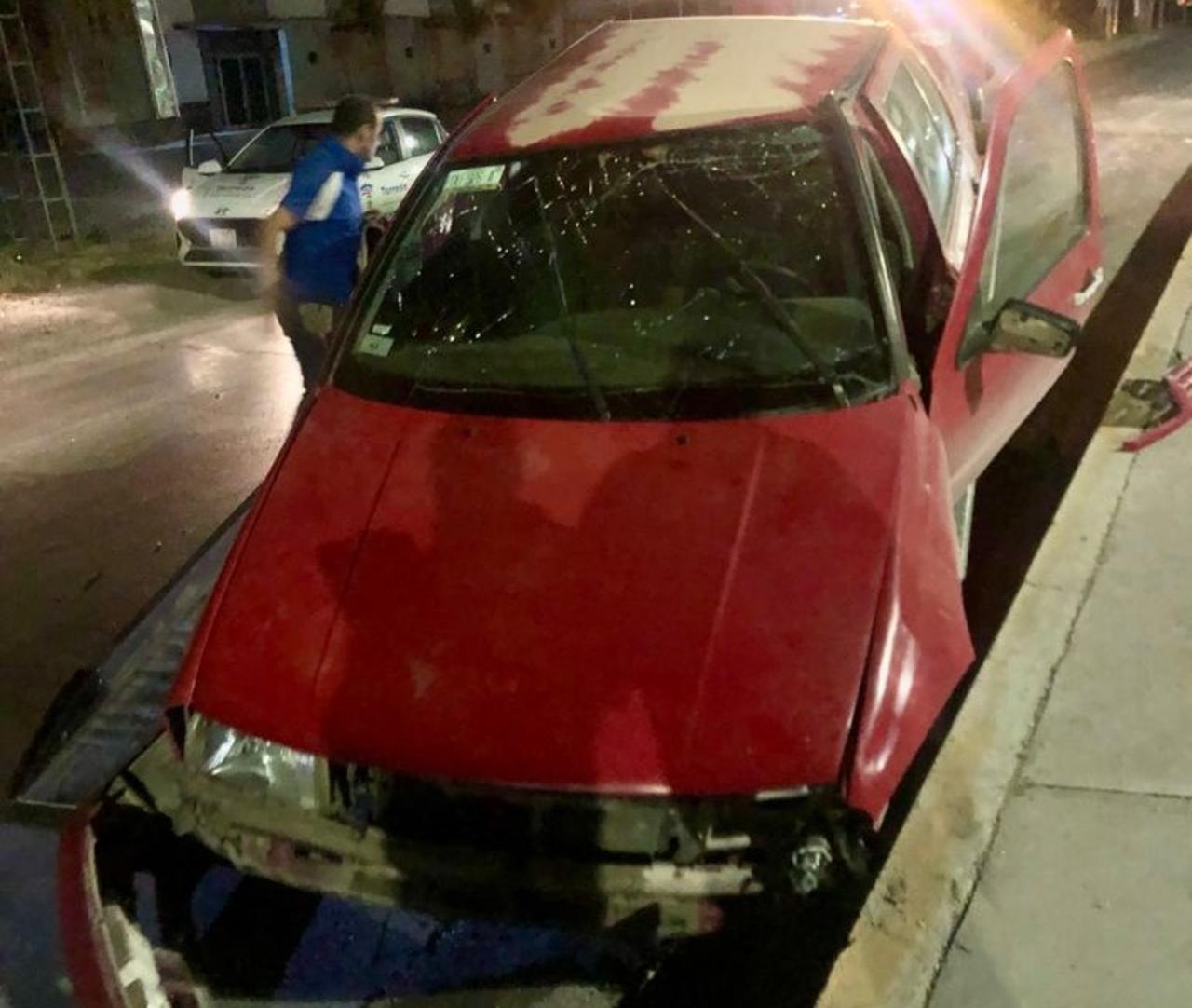 Conductor ebrio se impacta contra camellón frente a la colonia Los Viñedos de Torreón