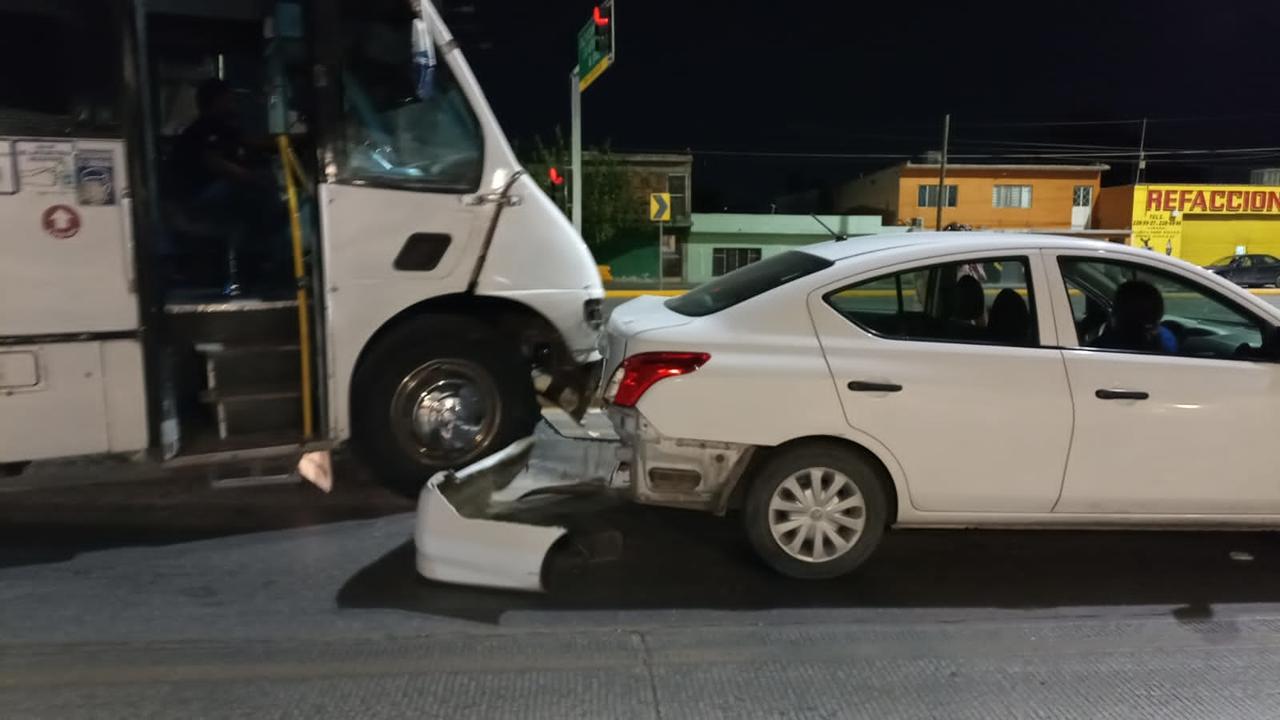Camión de transporte de personal provoca accidente en Torreón