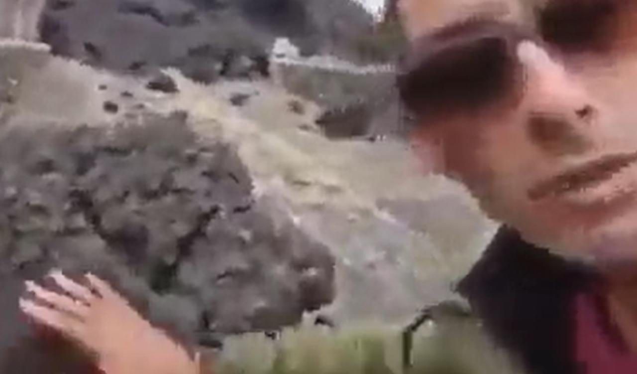'Está super caliente'; reportero se hace viral por tocar lava de un volcán
