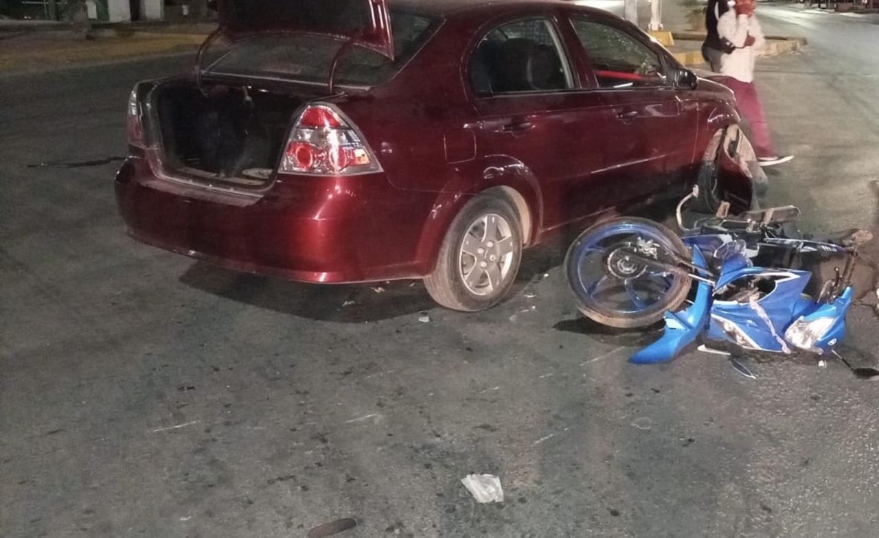 Automóvil arrolla a pareja que viajaba en motocicleta frente a la colonia Las Dalias de Torreón