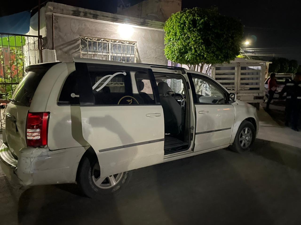 Carroza fúnebre choca contra auto estacionado en Torreón; el conductor iba ebrio