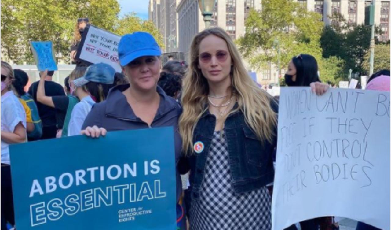 Jennifer Lawrence deja ver su embarazo en marcha a favor del aborto