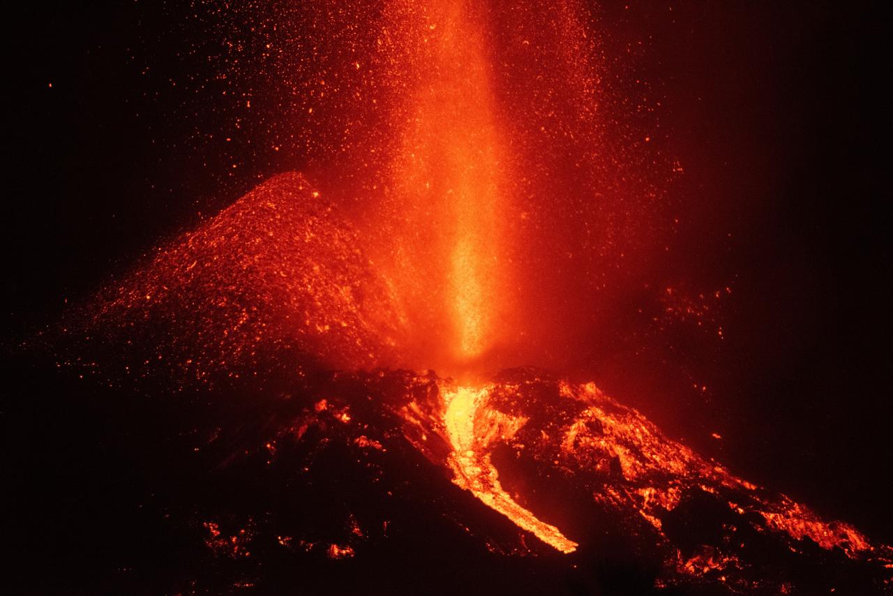 Derrumbe en el cono del volcán de La Palma genera coladas de lava más fluidas