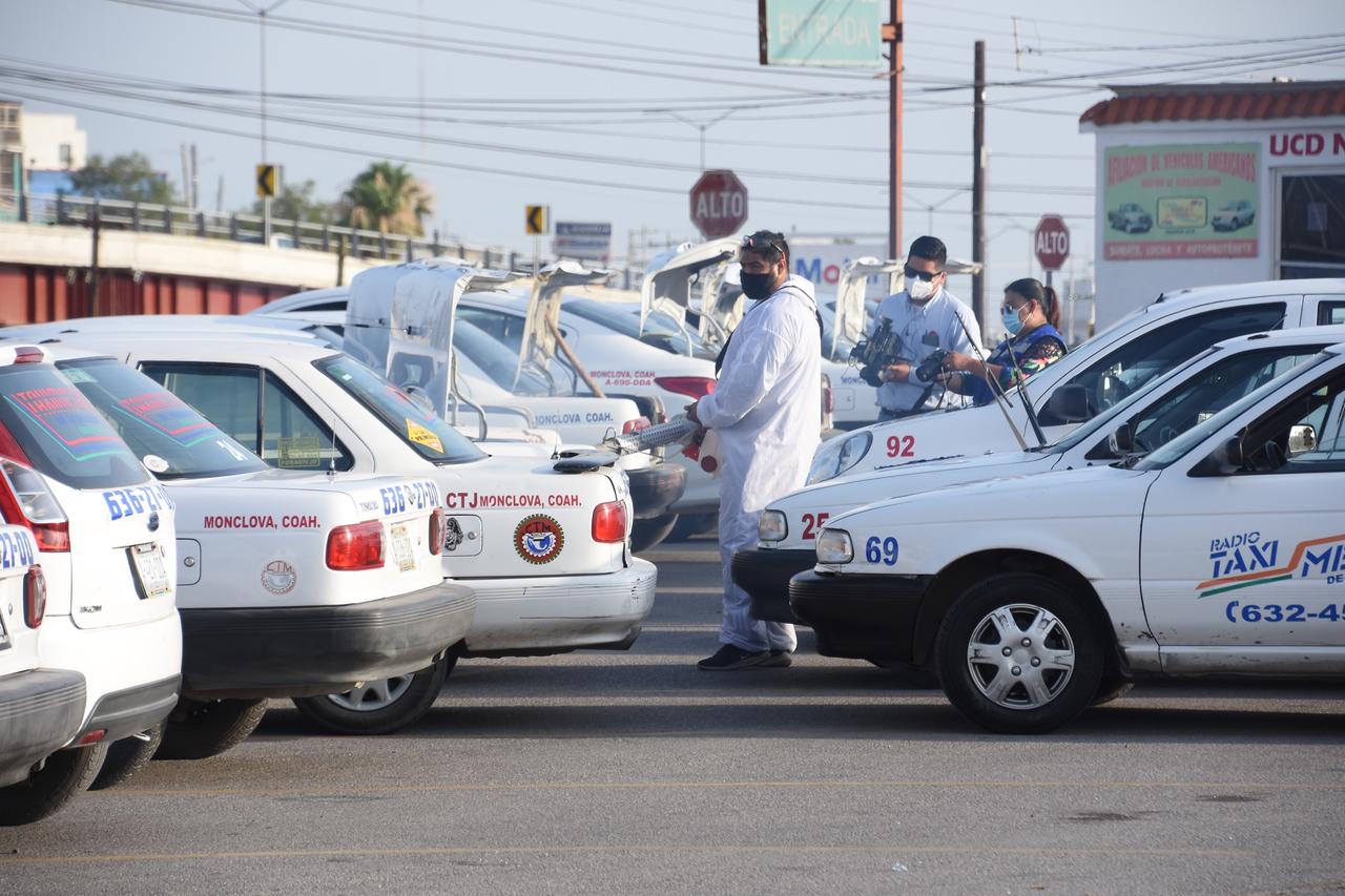 Con recursos propios 'sanitizan' los taxis en Monclova
