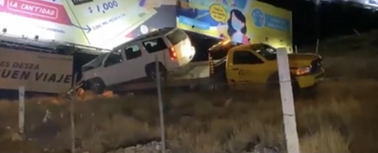 Camioneta se estrella contra espectacular entre los límites de Saltillo y Ramos Arizpe