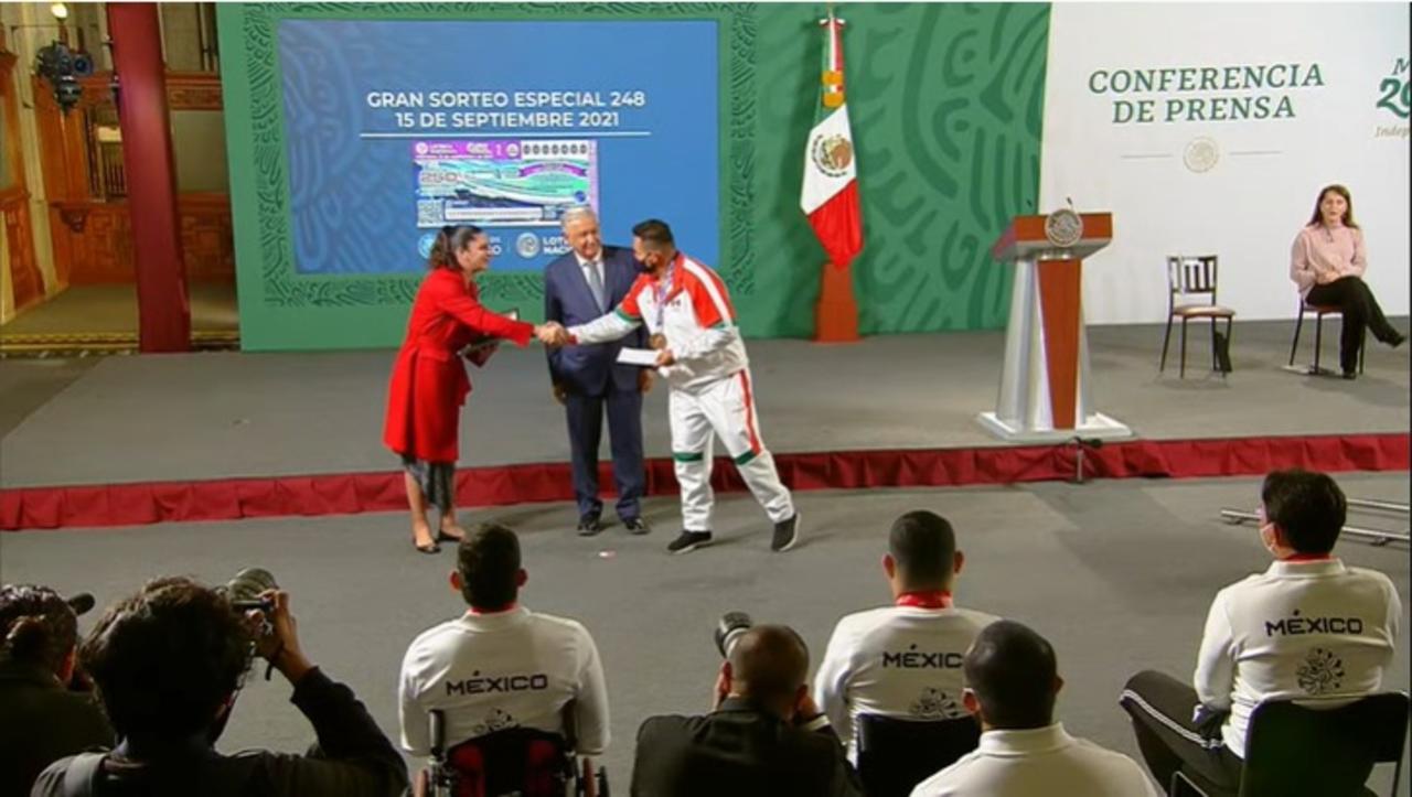 Atletas mexicanos participantes de Tokio 2020 reciben estímulo económico en la mañanera de AMLO