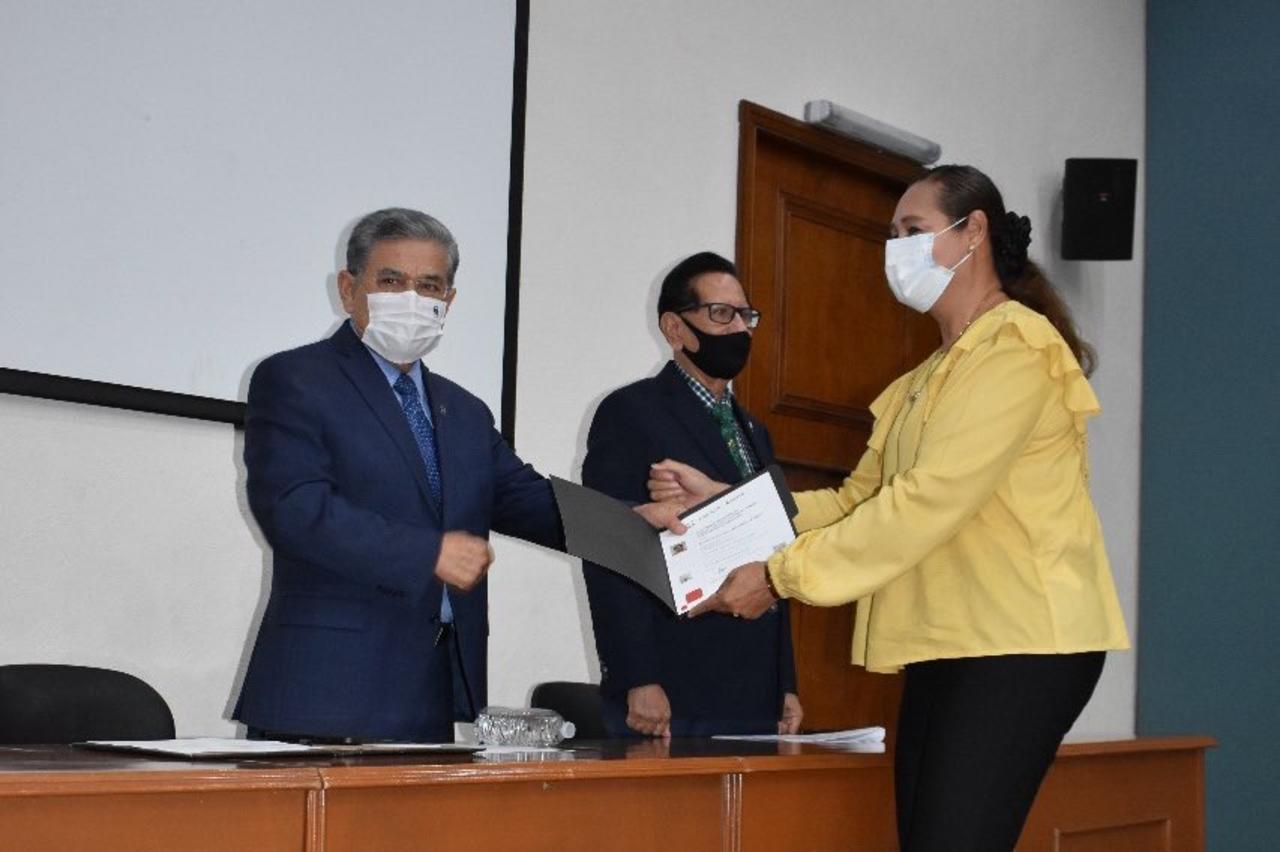Rector Hernández Vélez entrega certificaciones de competencias en Monclova