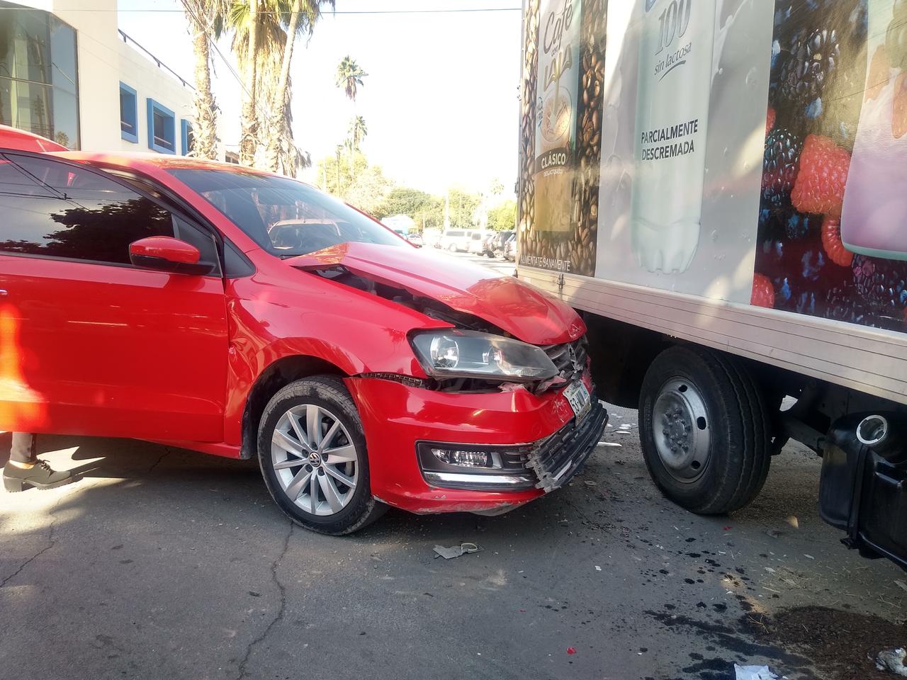 Automóvil se impacta contra camión repartidor de leche en Torreón