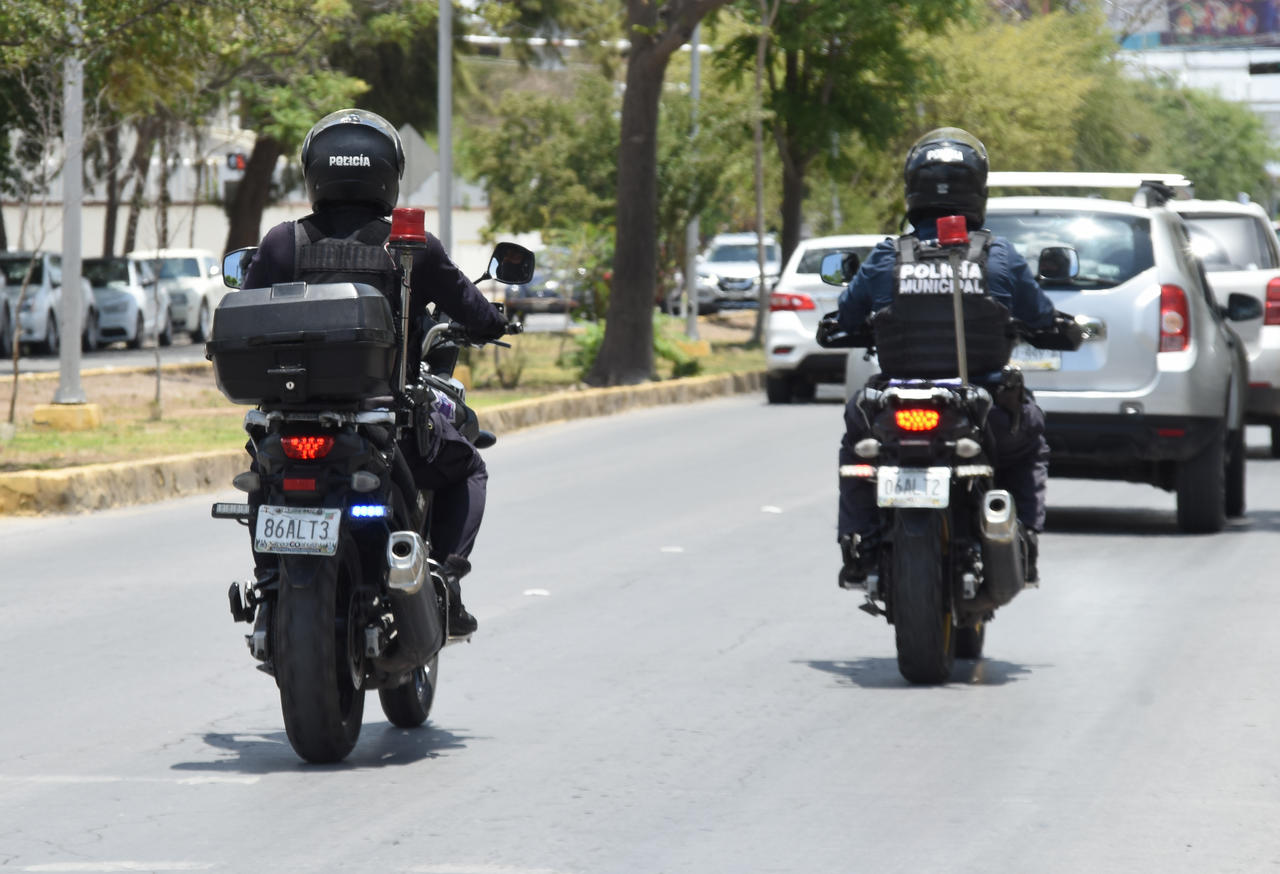 Policías municipales de Torreón detienen a dos sujetos por robo