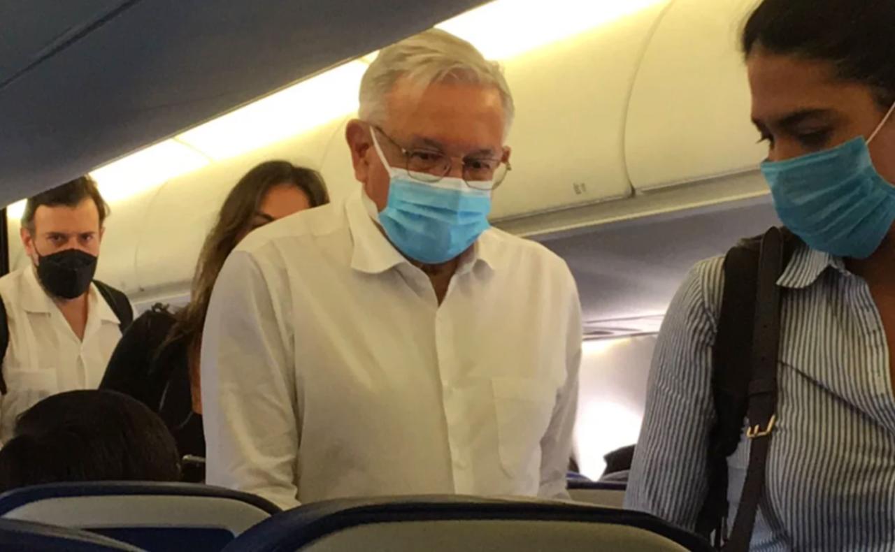Con cubrebocas, López Obrador regresa a CDMX en vuelo desde Torreón