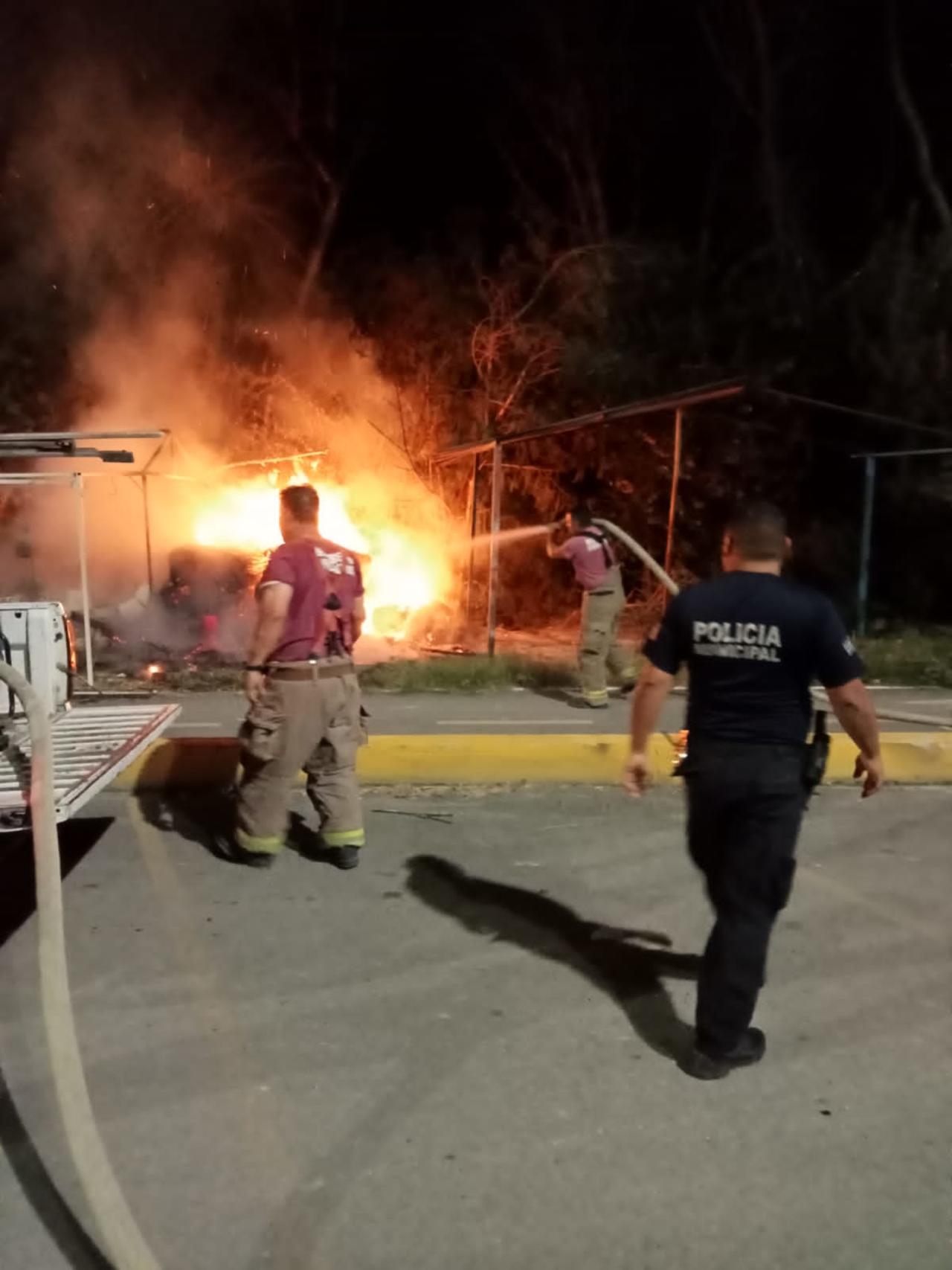 Incendian 2 bodegas de forraje en ejido de Frontera