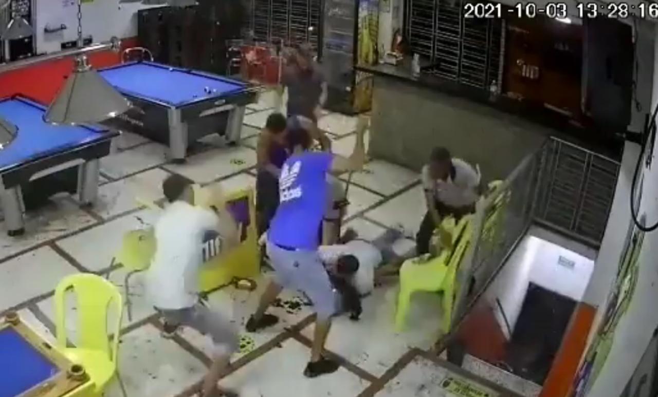 VIDEO: Clientes linchan hasta la muerte a sujeto que intentó asaltar un billar